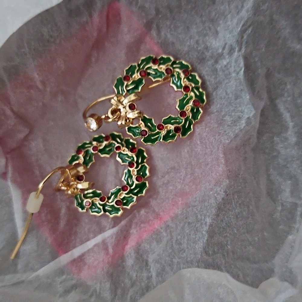 New, christmas wreath earrings drop gold tone. Beautiful Gift.